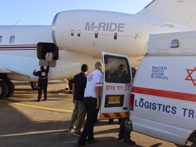 Magen David Adom belädt ein Flugzeug mit Hilfsgütern